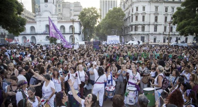 Miles de mujeres colmaron la Plaza de Mayo