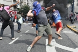 Manifestantes contra el FMI apedrearon la sede del Congreso mientras debatían los diputados