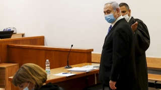 Netanyahu, acorralado por el pedido de renuncia de miles de israelíes por casos de corrupción