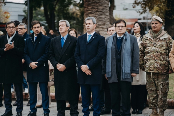 Uñac encabezó el acto de izamiento en el Día de la Bandera Argentina