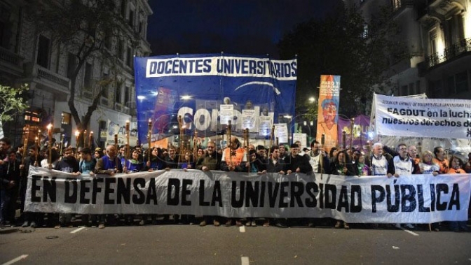 Docentes encabezaron la &quot;Marcha de las antorchas&quot; en Plaza de Mayo por más presupuesto