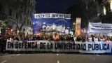 Docentes encabezaron la &quot;Marcha de las antorchas&quot; en Plaza de Mayo por más presupuesto