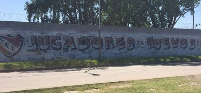 Independiente volvió a entrenar en medio de pintadas contra los jugadores