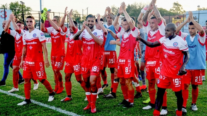 Argentinos Juniors goleó a Douglas Haig en su debut
