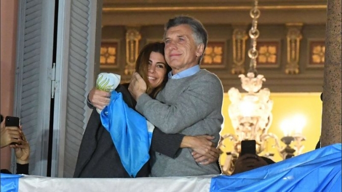 &quot;Podemos ser mejores&quot;, dijo Macri al saludar en Plaza de Mayo a los manifestantes que se convocaron