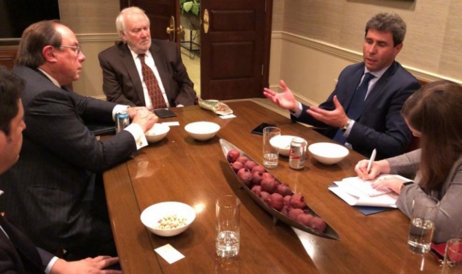En Estados Unidos, el gobernador busca atraer a inversionistas