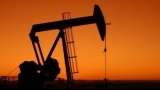 Leve suba del petróleo, empañada por perspectivas de caída en la demanda global de consumo