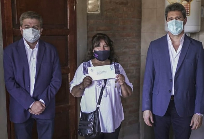 Uñac entregó viviendas a 20 familias de Villa Mercedes en Jáchal