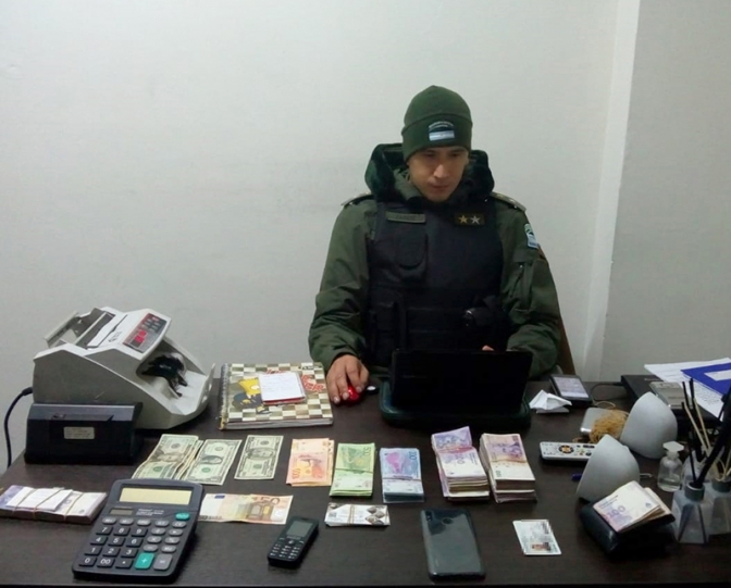 Secuestran cocaína, semillas de marihuana, balanzas de precisión, vehículos.