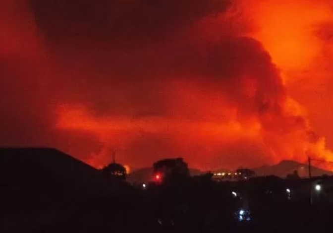 Habitantes de una ciudad del Congo huyen al llegar ríos de lava de volcán en erupción