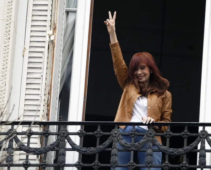 Cristina Kirchner cuestionó a la Corte Suprema y a Milei en un mensaje a “Primero la Patria”