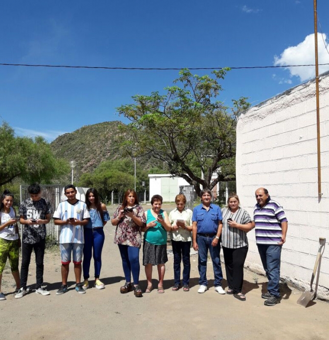 Enrique Alberto Vera junto a vecinos de Chucuma