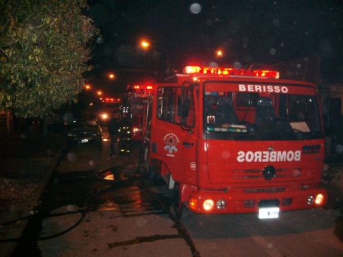 Un hombre murió y una joven sufrió quemaduras al incendiarse vivienda en Berisso