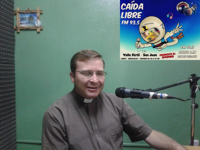 Padre Jonatan Felix Vidable en el programa &quot;Caida Libre&quot; en la 93.5