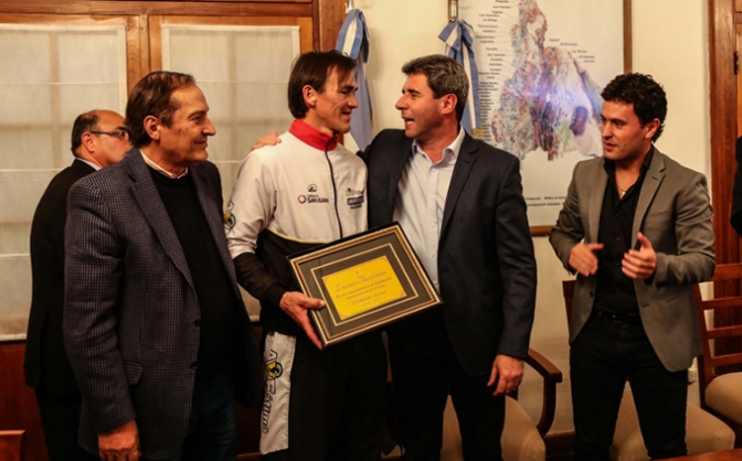 Distinguen a Luciano Montivero por su trayectoria como ciclista