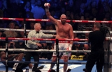 El británico Tyson Fury celebra después de noquear al británico Dillian Whyte por el título de peso pesado…