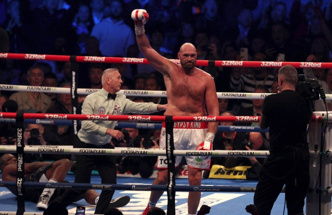 El británico Tyson Fury celebra después de noquear al británico Dillian Whyte por el título de peso pesado…