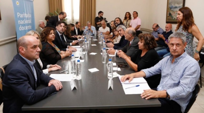 Los cinco gremios docentes acordaron un salario inicial de 23 mil pesos en marzo y 25 mil en julio