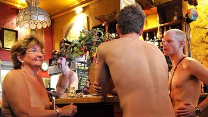 París abre su primer restaurante dedicado a los nudistas