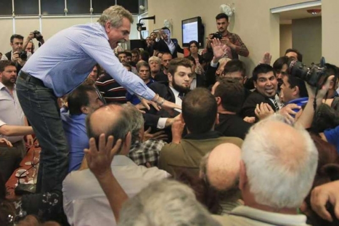Con gritos e insultos, jubilados cargaron contra Amadeo y Triaca en Diputados