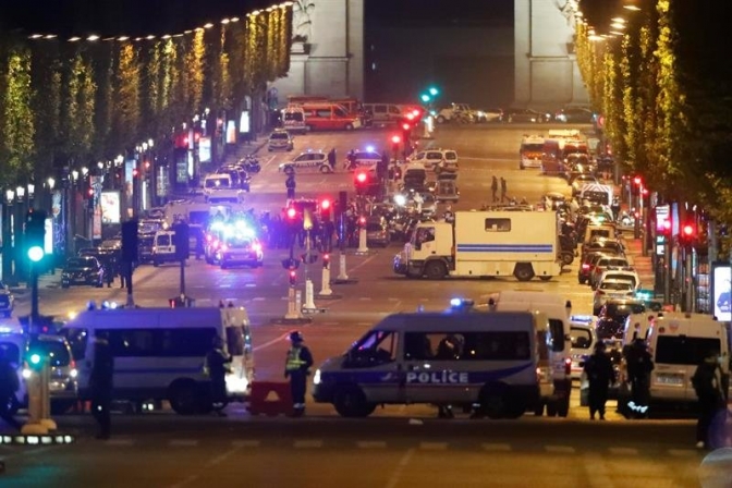 Ataque terrorista en París: un policía muerto y dos heridos