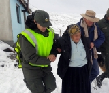 Evacúan a una pareja de abuelos aislados por la nieve en Neuquén