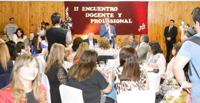 Uñac compartió un encuentro con docentes de Caucete