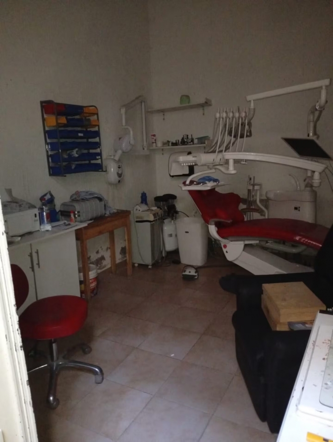 Clausuran un consultorio en Caballito por ejercicio ilegal: una falsa odontóloga ofrecía implantes y prótesis por redes sociales
