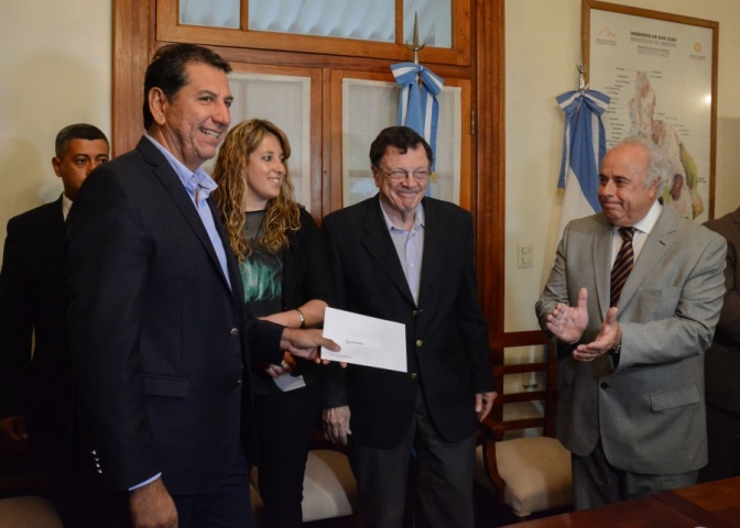 100 mil pesos a los municipios para equipamiento de aulas digitales