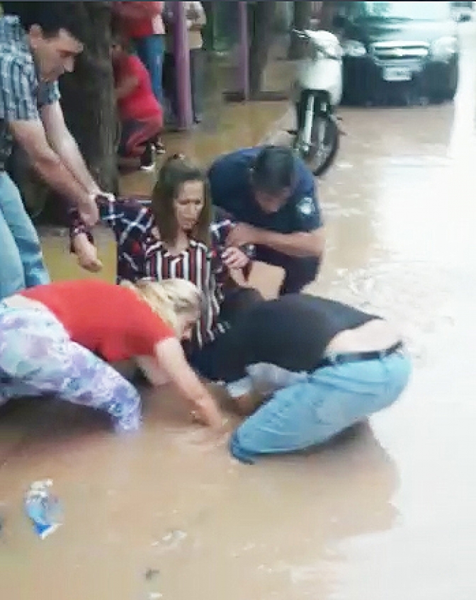 Mujer atrapada en zanja de cloacas en Valle Fértil