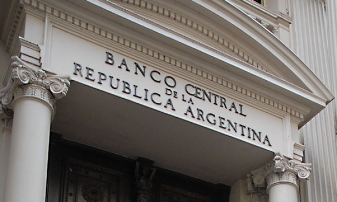 El Gobierno limitó a 200 dólares mensuales la compra de dólares