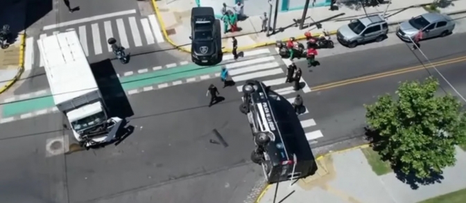 Choque entre un m&oacute;vil de la Polic&iacute;a de la Ciudad y un cami&oacute;n en Parque Patricios: seis heridos