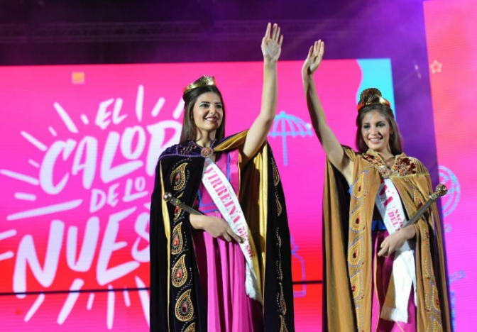 Ana Paula Vilanova (Virreina) - Camila Santamaría (Reina)
