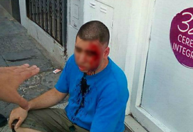 Un hombre golpeó a otro que acosaba a su hija de 11 años