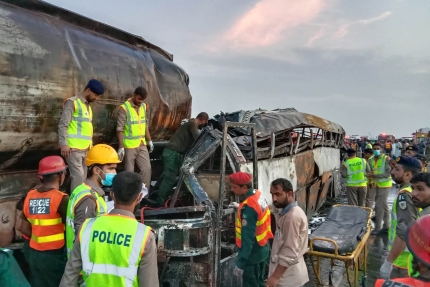 Al menos 20 muertos al chocar un micro con un camión cisterna en Pakistán