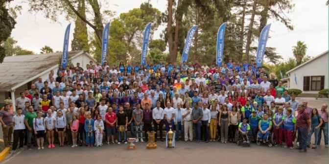 Deportistas y Dirigentes en una gran foto en los jardines de Casa de Gobierno