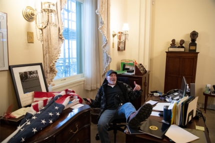 Un manifestante pro Trump irrumpió en el despacho de Nancy Pelosi durante la toma del Capitolio