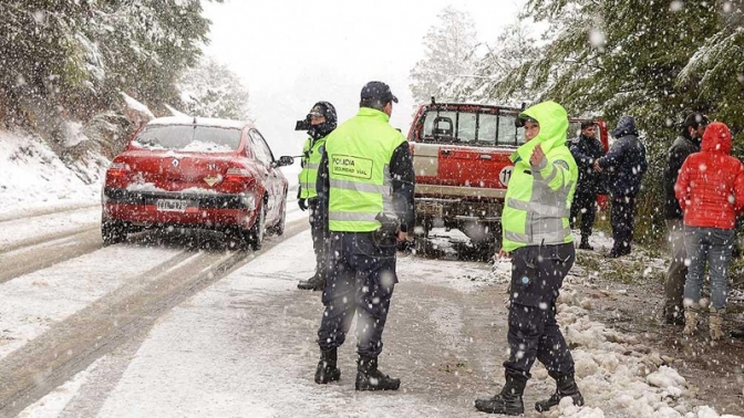 Buscan a una familia varada por el temporal de nieve