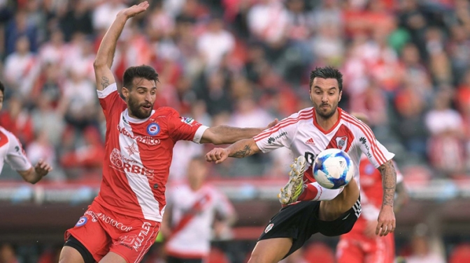 River empató con Argentinos como local y dejó la punta