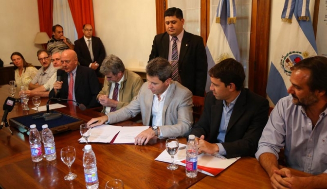 Firma de convenio entre la Camara Vitivinícola y Cooperativas Vinícolas de Francia