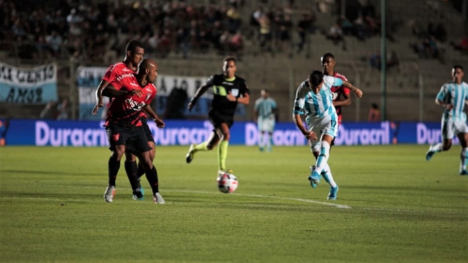 Racing y Paranaense brindaron un entretenido espectáculo
