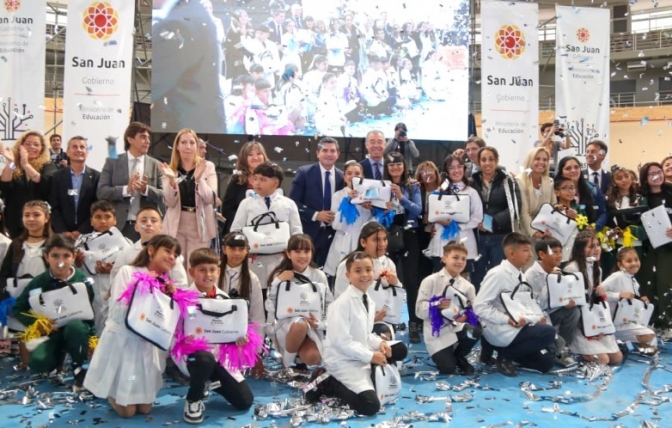 Orrego comenzó la entrega de netbooks para estudiantes de 5.º y 6.º grado en San Juan
