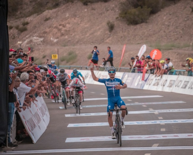 El francés Julian Alaphillippe se quedó con la segunda etapa de la Vuelta