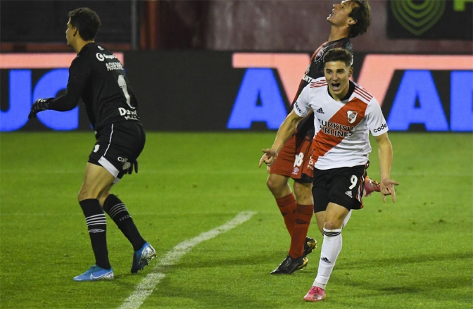 River goleó a Newell&#039;s y quedó a dos puntos de la cima
