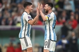 Lionel Messi y Julián Álvarez chocan las manos en festejos del tecer gol.