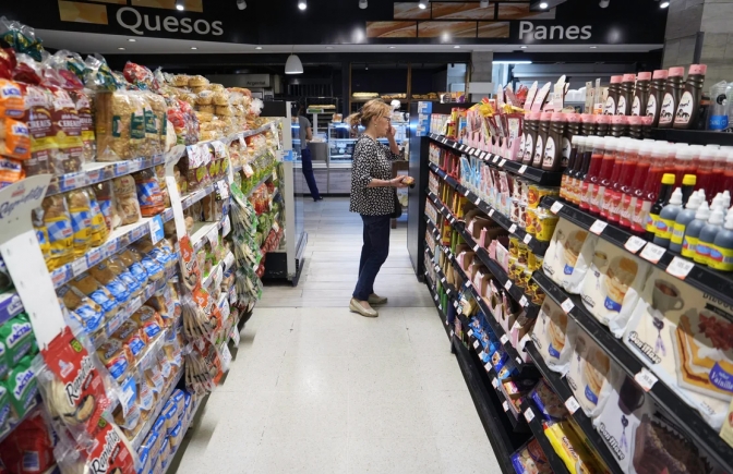 La canasta básica total subió 0,9% en abril y una familia necesitó más de $1,1 millón para no ser pobre