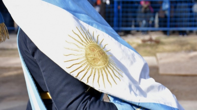 Promesa a la Bandera: por video, desde casa y un alumno por departamento