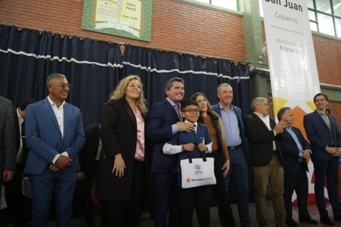 En Valle Fértil: Orrego inauguró obras claves y entregó computadoras a maestros y estudiantes