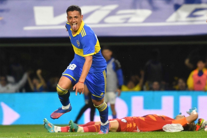 Boca llegó a la cima del campeonato tras vencer a Vélez