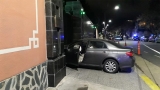Detienen a un joven que chocó un auto contra el portón de la Embajada de China en Villa Urquiza